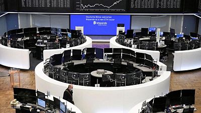 الأسهم الأوروبية تغلق على انخفاض في معاملات محدودة