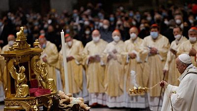 Vean más allá de las luces y recuerden a los pobres, dice Papa Francisco en Nochebuena