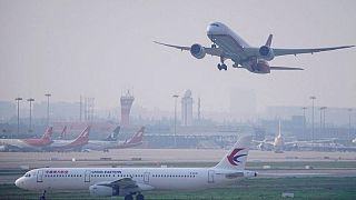El regulador chino suspende algunos vuelos de China Eastern y XiamenAir por COVID-19
