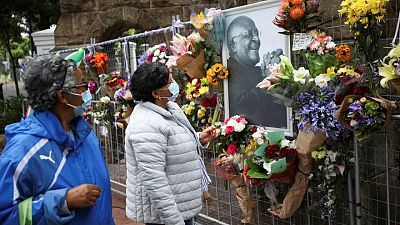 أجراس الكنائس تدق في جنوب أفريقيا تحية لروح ديزموند توتو بطل الكفاح ضد العنصرية