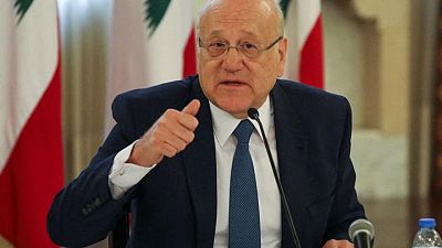 رئيس وزراء لبنان : يجب بقاء حاكم مصرف لبنان في منصبه حاليا