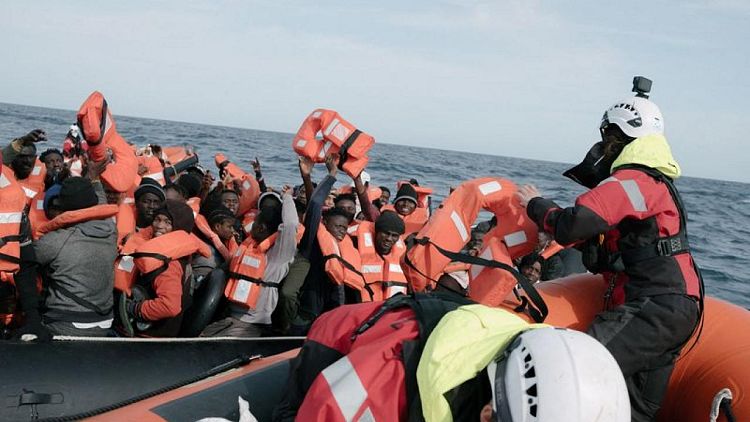 إيطاليا تسمح برسو سفينة أنقذت 558 مهاجرا