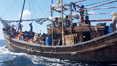Indonesia dice que permitirá que rohinyás de embarcación varada soliciten refugio