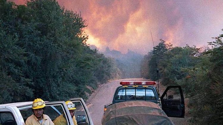 Mueren dos personas al caer helicóptero que combatía incendio forestal en sur argentino