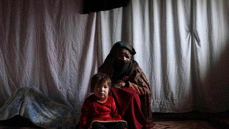 الإيمان بالله ملاذ عائلة أفغانية تعاني ويلات البرد والجوع