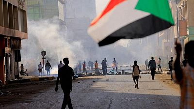 شاهد من رويترز: إطلاق قنابل الغاز المسيل للدموع على محتجين قرب الخرطوم