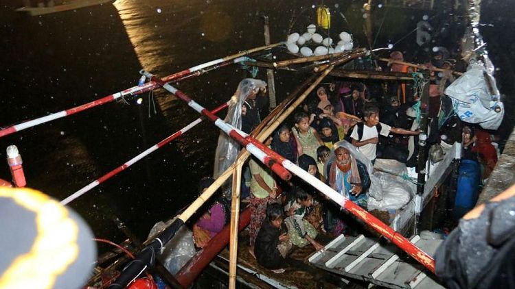 إندونيسيا تستقبل زورق اللاجئين الروهينجا بعد أن قضى نحو شهر في البحر