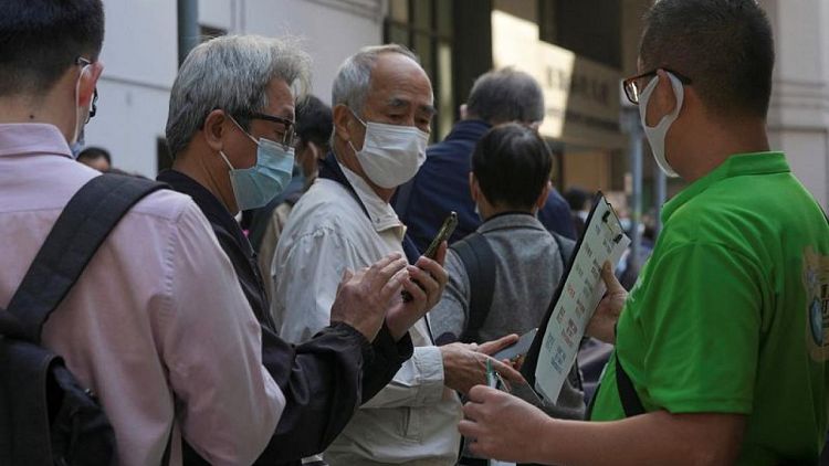 Hong Kong dice que ómicron se ha extendido pese a las restricciones por COVID