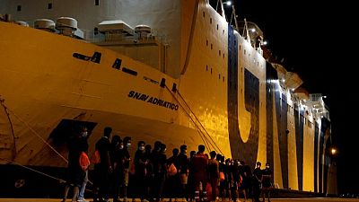 Barco de grupo humanitario con 440 migrantes rescatados en mar atracará en Italia Barco de grupo humanitario con 440 migrantes rescatados en mar atracará en Italia