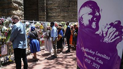 Activistas jóvenes honran el legado de Desmond Tutu durante velatorio en Sudáfrica