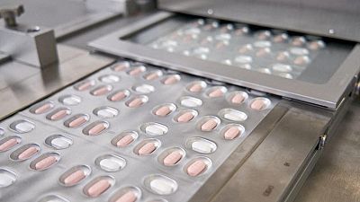 Reino Unido aprueba la píldora contra el COVID-19 de Pfizer