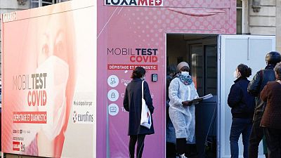 Francia reporta un récord de 232.200 nuevos casos de coronavirus