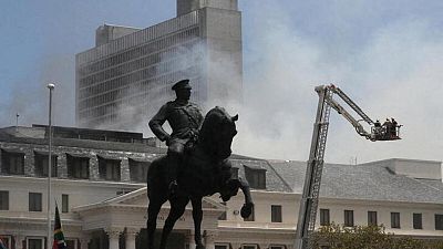 Los bomberos luchan contra un incendio en el edificio del Parlamento sudafricano en Ciudad del Cabo