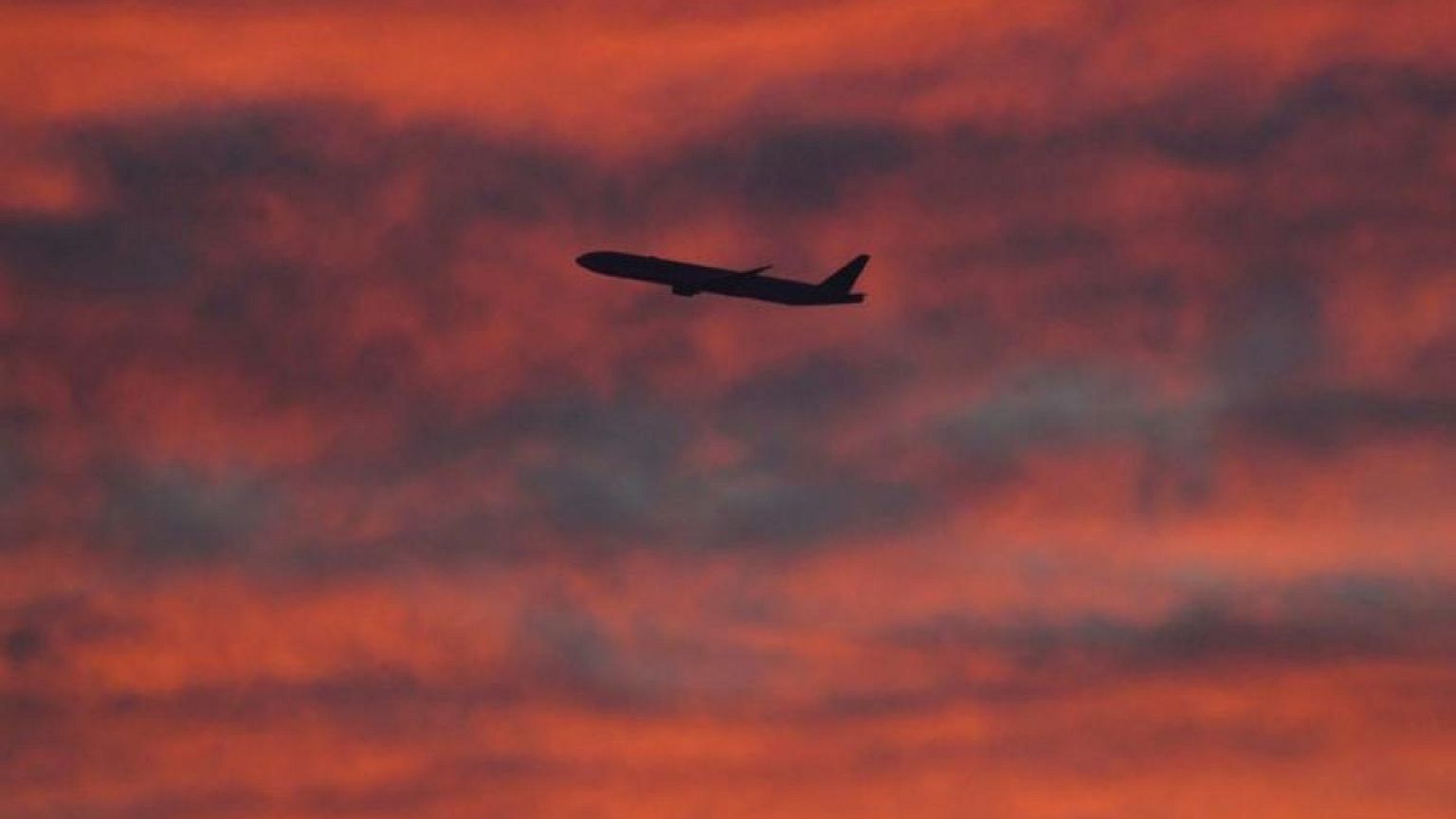 Airlines grapple with Omicron-related disruptions to start off 2022