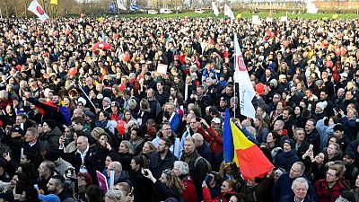 قوات الشرطة الهولندية تفرق آلاف المحتجين على إجراءات الإغلاق بسبب كورونا