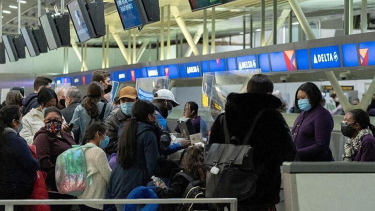 Disrupciones relacionadas con ómicron provocan más de 4.000 cancelaciones de vuelos en inicio de 2022