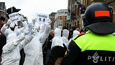 La policía holandesa dispersa a los manifestantes contra los confinamientos en Ámsterdam