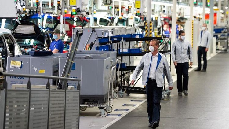 El crecimiento de las fábricas de la eurozona se estabiliza en diciembre al disminuir los problemas de suministro -PMI