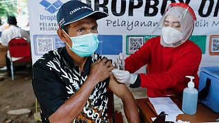 إندونيسيا تبدأ توزيع جرعات تنشيطية بدءا من 12 يناير مع انتشار أوميكرون
