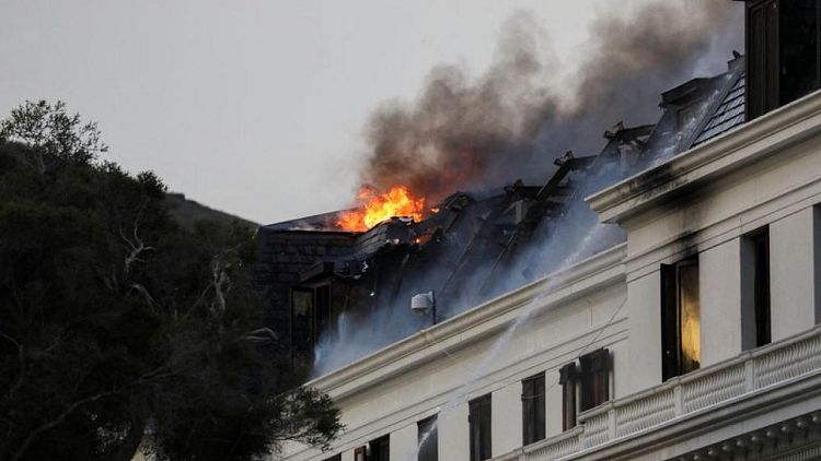 مسؤولون: السيطرة على حريق جديد شب في برلمان جنوب أفريقيا