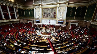 فرنسا تتعهد بالمضي قدما في مشروع قانون بطاقات التطعيم بعد تعليق مناقشته بالبرلمان