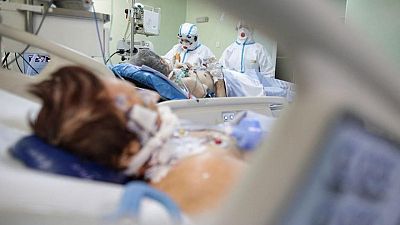 إصابات كورونا اليومية تتضاعف في رومانيا بعد العطلة