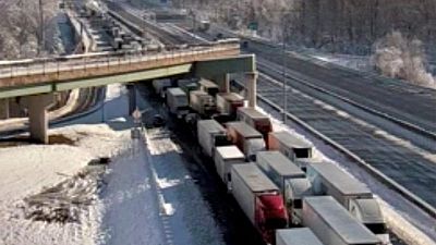 عاصفة جليدية تغلق طريقا رئيسيا في فرجينيا بأمريكا وتحاصر السائقين في سياراتهم