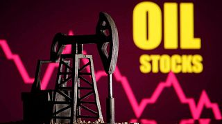 النفط يغلق مرتفعا عند 80 دولارا للبرميل مع تمسك أوبك+ بزيادات الإنتاج في فبراير
