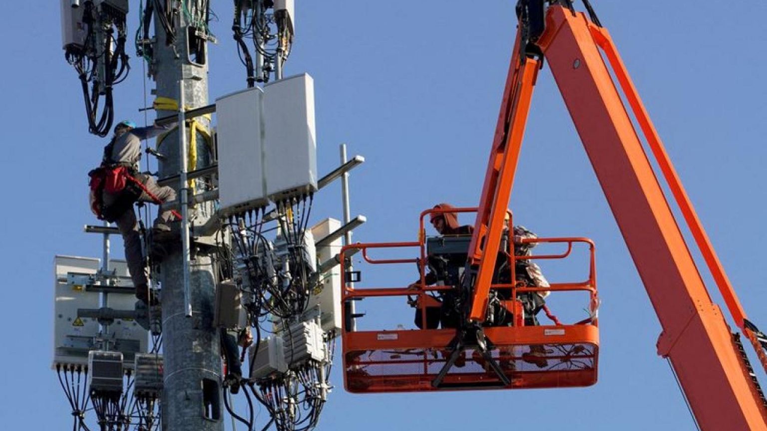 Explainer-Do 5G telecoms pose a threat to airline safety?