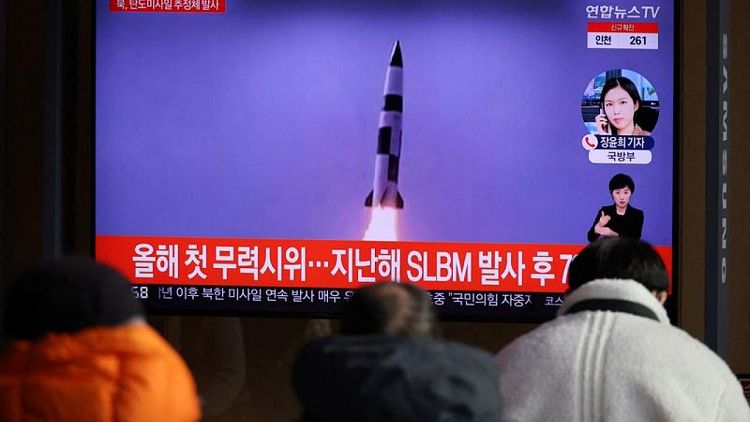 كوريا الشمالية تطلق صاروخا يشتبه في كونه باليستيا في أول تجربة في 2022