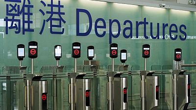 Hong Kong prohíbe algunos vuelos entrantes y refuerza las restricciones por  COVID-19