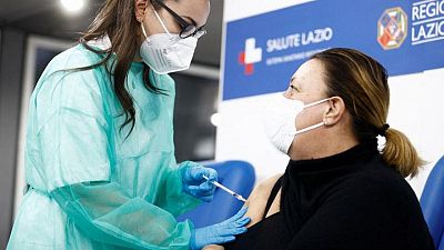 Italia obligará a mayores de 50 años a vacunarse por COVID, endurecerá restricciones: borrador