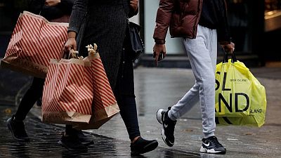 Omicron drives 18.6% fall in December UK shoppers vs pre-pandemic