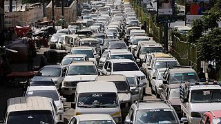 أزمة وقود خانقة في عدن مع رفض التجار قرارا حكوميا يهدف لإلغاء الاحتكار