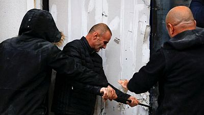 الشرطة تفرق متظاهرين بعد اقتحام مقر حزب معارض في ألبانيا
