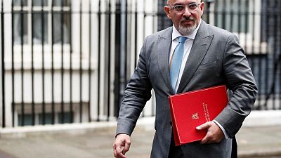وزير بريطاني يؤيد خفض فترة العزل لتخفيف الضغط عن القوة العاملة