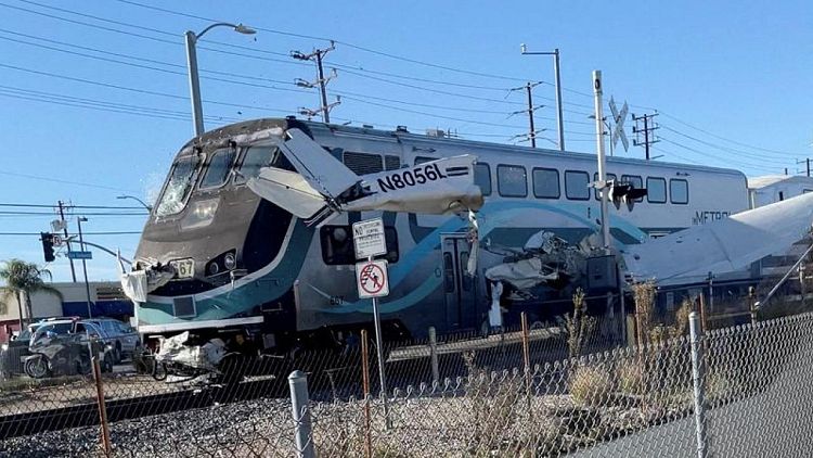 قطار يصدم طائرة بعد سقوطها على قضبان قطارات في كاليفورنيا
