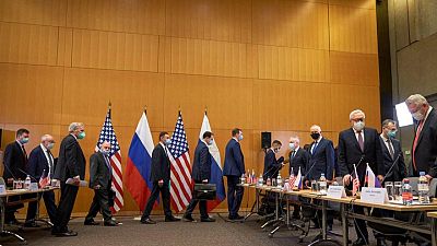لا ضوء في نهاية النفق المظلم.. بدء محادثات بين أمريكا وروسيا حول أوكرانيا في ظل تشاؤم معلن