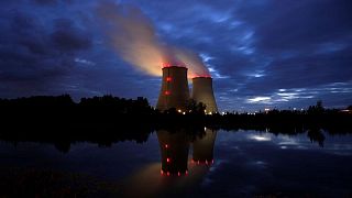 UE retrasa plazo de normas de inversión ecológica para la energía nuclear y el gas