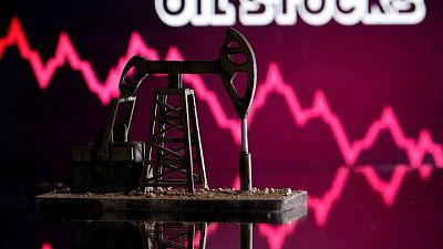 النفط يقترب من مستوياته المرتفعة قبل أوميكرون بفضل آمال بنمو اقتصادي