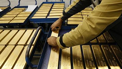 Oro cae ante mayores retornos de bonos Tesoro EEUU, baja del dólar limita pérdidas