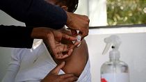 دراسة: أوميكرون لا يسبب أعراضا خطيرة حتى لغير المطعمين