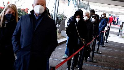 La policía italiana protesta por compra de mascarillas rosas contra el COVID-19