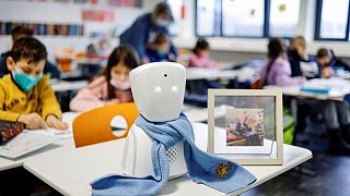 روبوت يذهب إلى المدرسة بدلا من طفل ألماني مريض