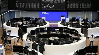 Acciones europeas cierran en baja por aumento temores sobre endurecimiento monetario