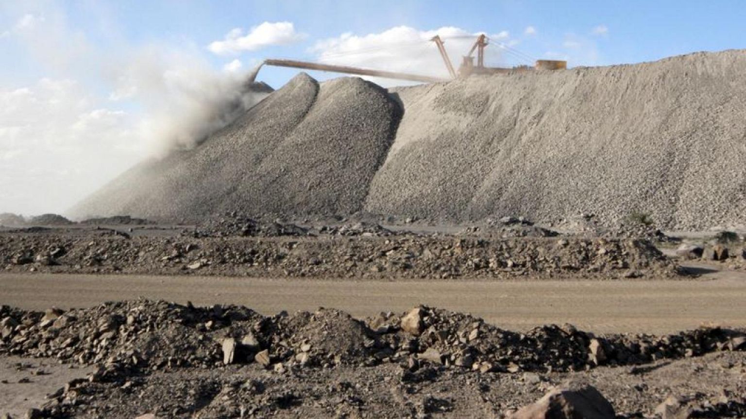 Exclusive-U.S. bill would block defense contractors from using Chinese rare earths