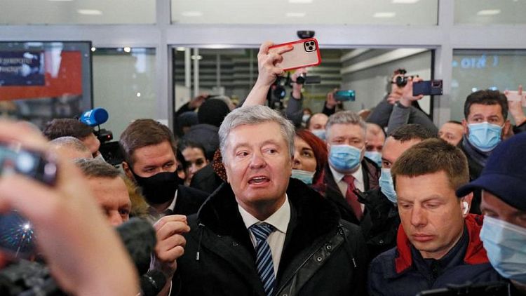 رئيس أوكرانيا السابق بوروشينكو يعود إلى كييف لمواجهة اتهامات بالخيانة