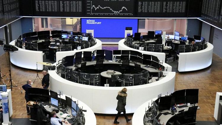 Las bolsas europeas suben atentas a posibles fusiones en Reino Unido, Credit Suisse cae