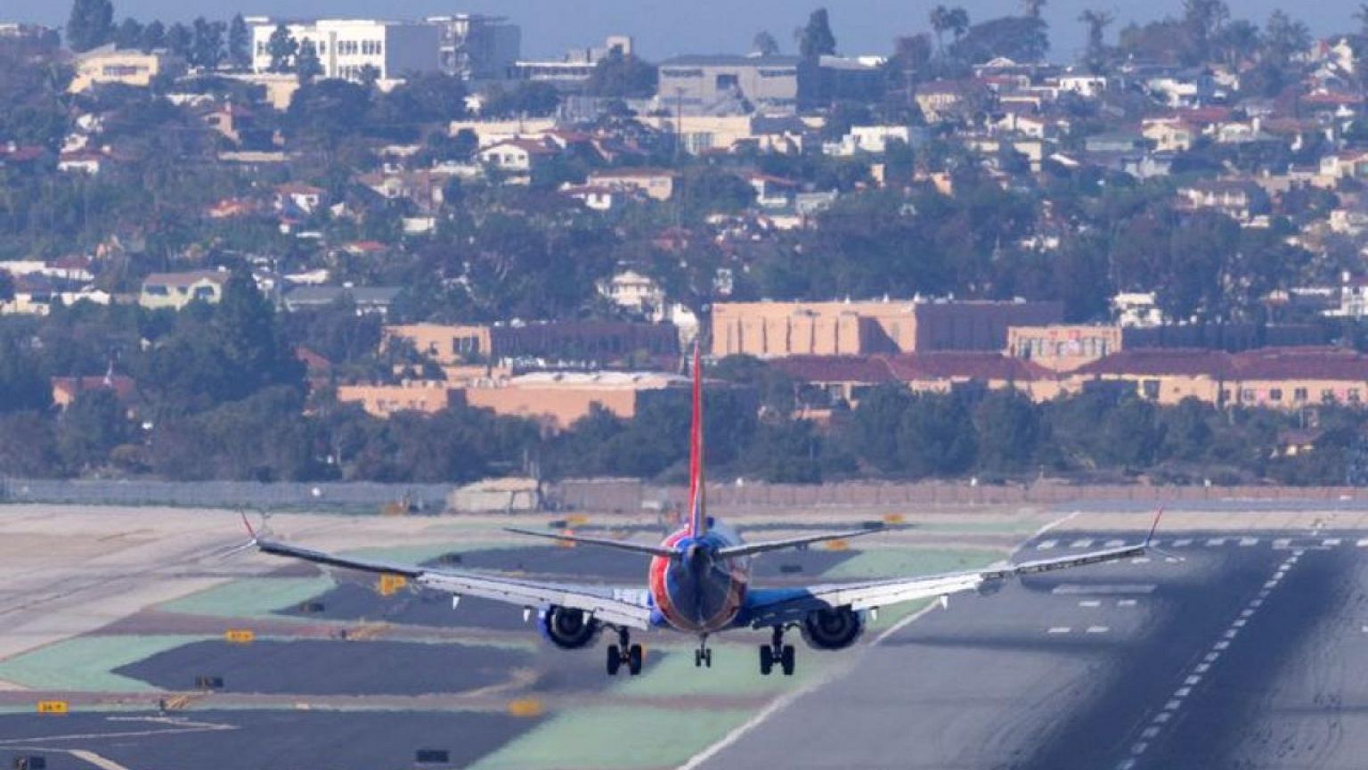 Exclusive-Major U.S. airline CEOs urge action to avoid 'catastrophic' 5G flight disruptions