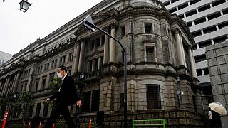 El Banco de Japón eleva las perspectivas de inflación, mantiene la política ultrablanda